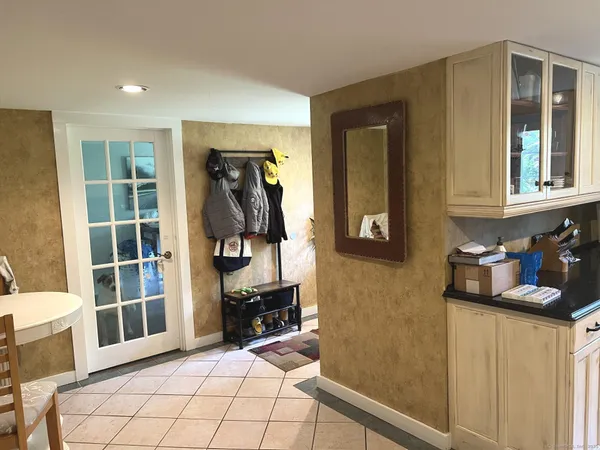 $2,800 | 566 West Main Street, Cheshire, CT 06410