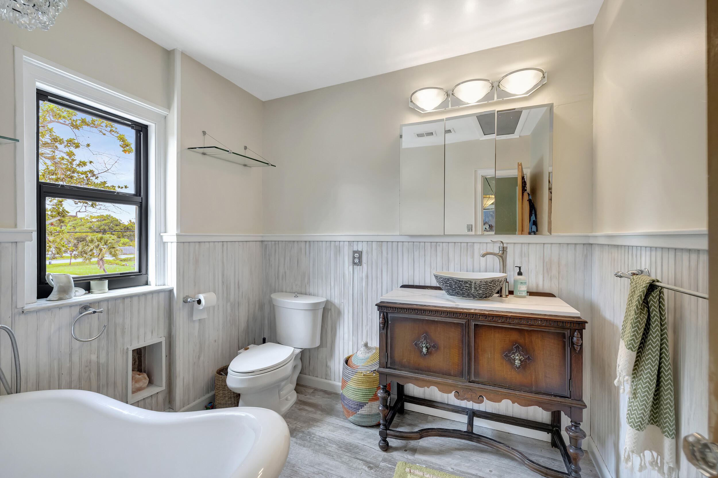 914 Andrews Road West Palm Beach, FL 33405 - Photo 26 of 54 Upstairs Bath