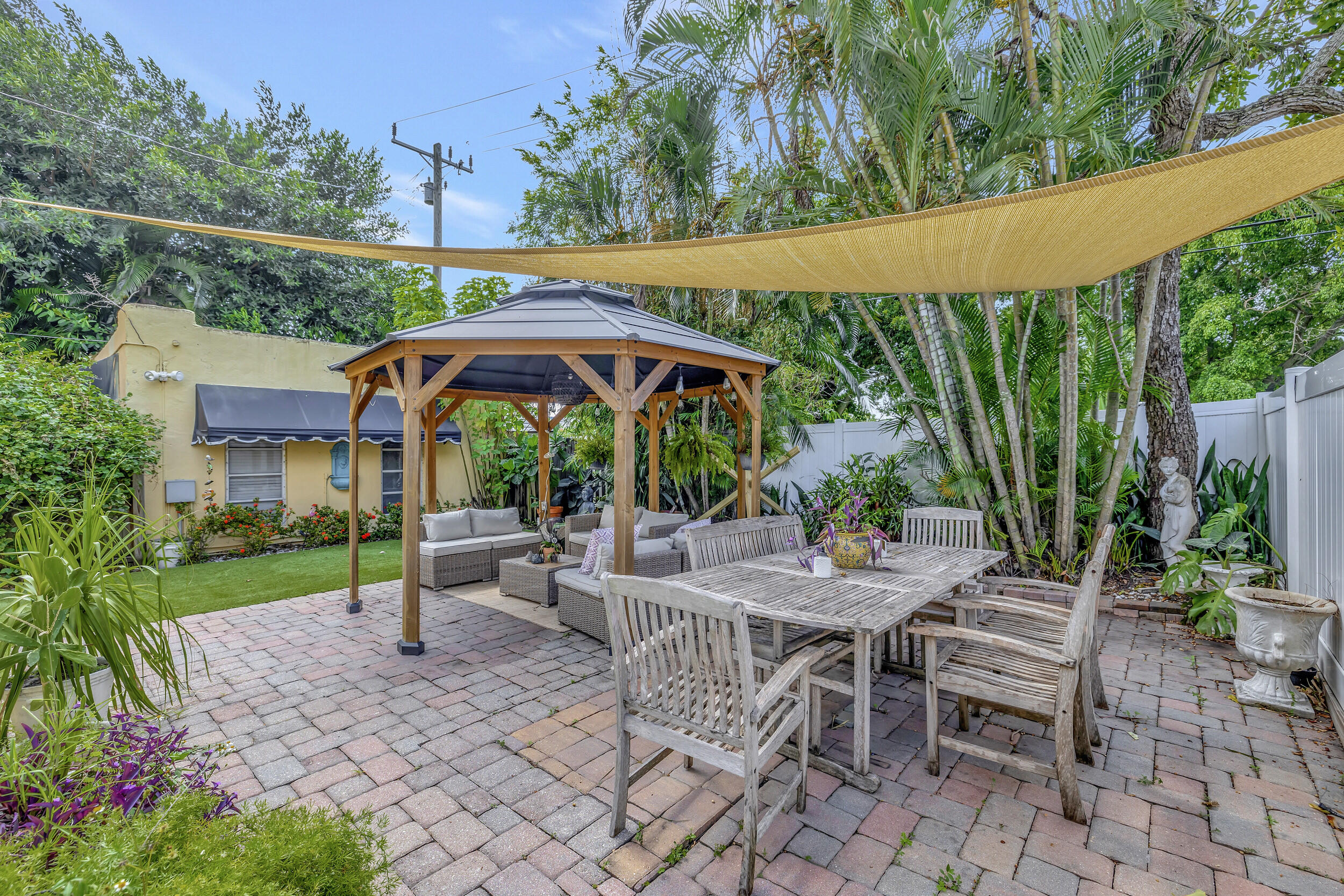 914 Andrews Road West Palm Beach, FL 33405 - Photo 34 of 54 Outdoor dining patio