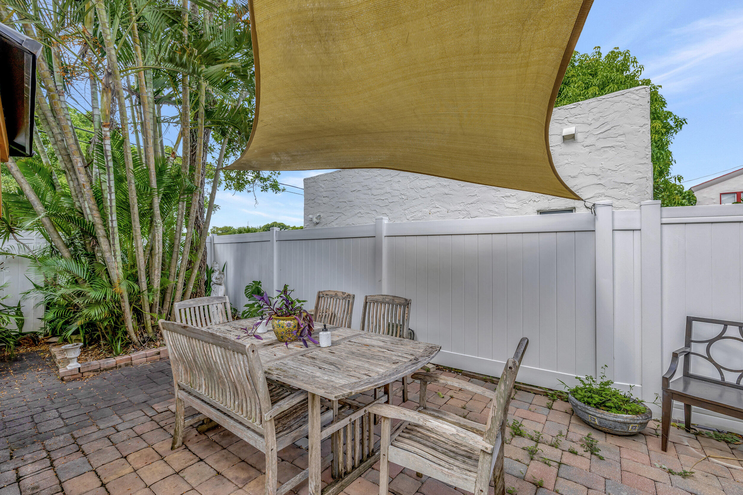 914 Andrews Road West Palm Beach, FL 33405 - Photo 37 of 54 Outdoor dining area