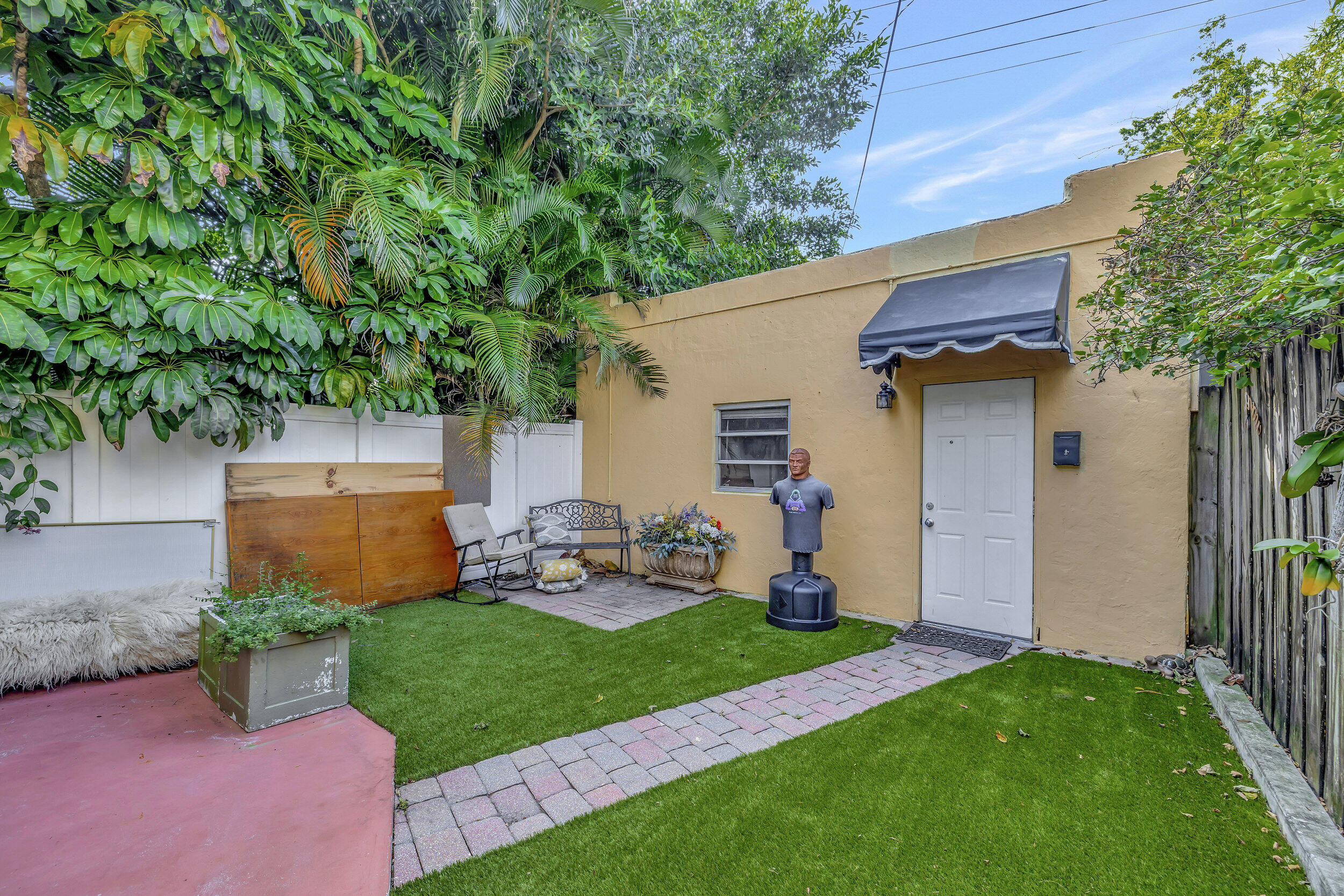 914 Andrews Road West Palm Beach, FL 33405 - Photo 38 of 54 Cottag Courtyard