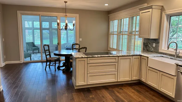 $825,000 | 1303 East Erskine Mnr Hl Drive, South Bend, IN 46614