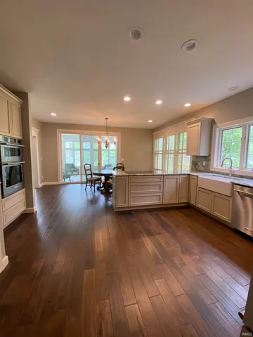 $825,000 | 1303 East Erskine Mnr Hl Drive, South Bend, IN 46614