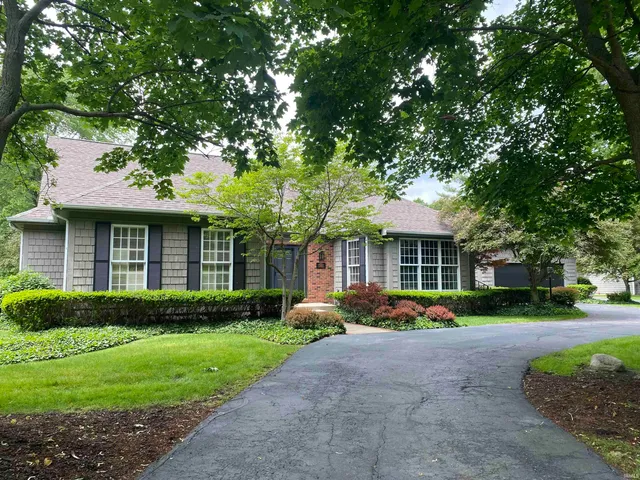 $825,000 | 1303 East Erskine Mnr Hl Drive, South Bend, IN 46614