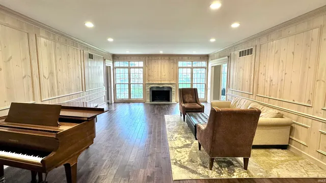 $825,000 | 1303 East Erskine Mnr Hl Drive, South Bend, IN 46614