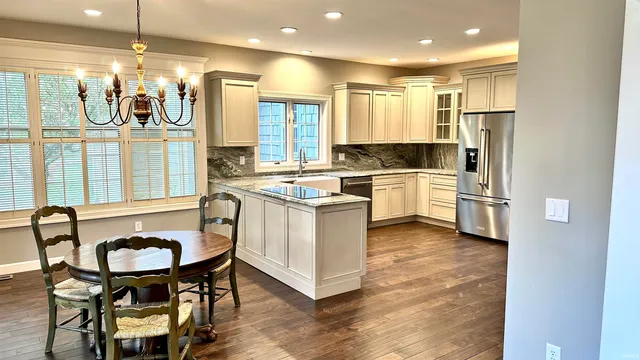 $825,000 | 1303 East Erskine Mnr Hl Drive, South Bend, IN 46614