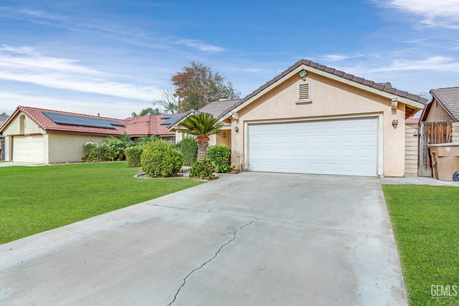 Undisclosed Address Bakersfield, CA 93313 - Photo 33 of 34 a view of garage and yard