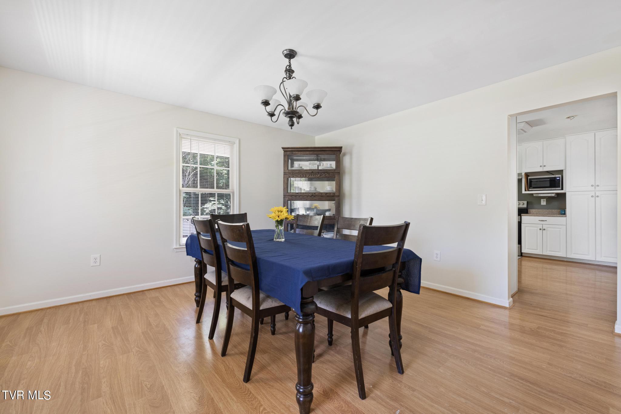 221 Judge Ben Allen Road Elizabethton, TN 37643 - Photo 13 of 44 Dining room