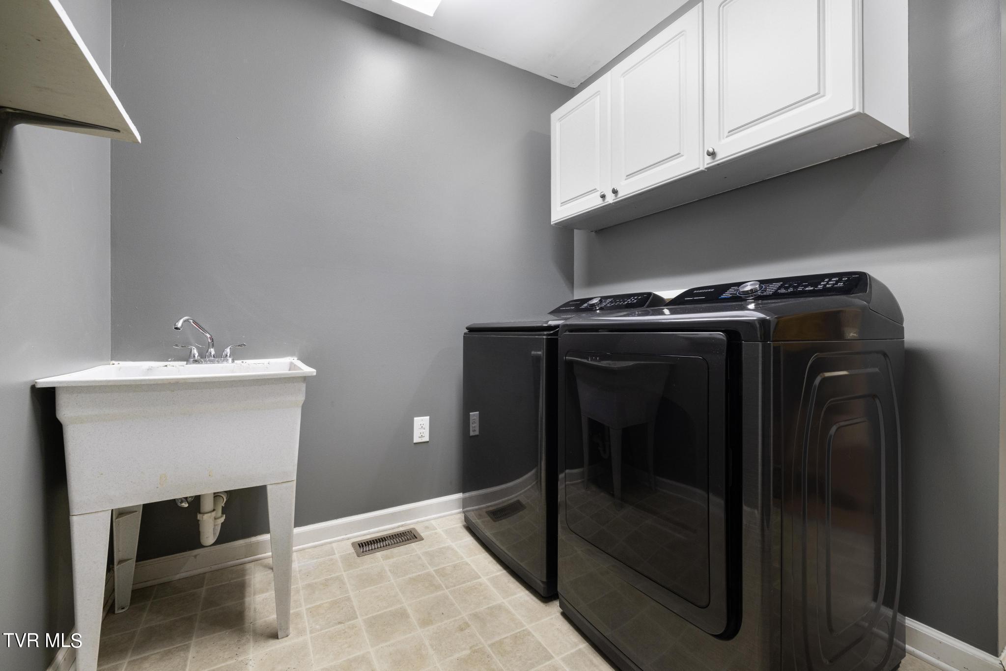 221 Judge Ben Allen Road Elizabethton, TN 37643 - Photo 20 of 44 Laundry room