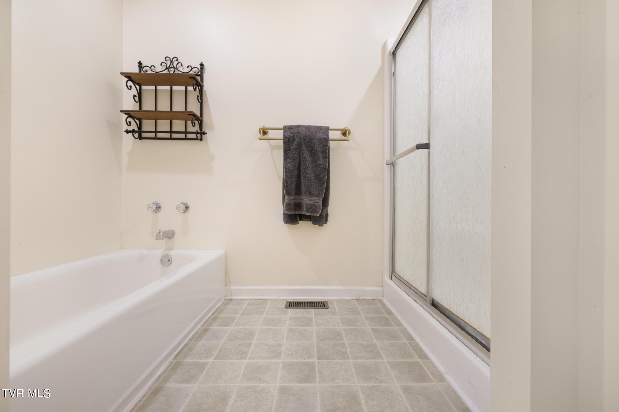 221 Judge Ben Allen Road Elizabethton, TN 37643 - Photo 29 of 44 Primary bathroom