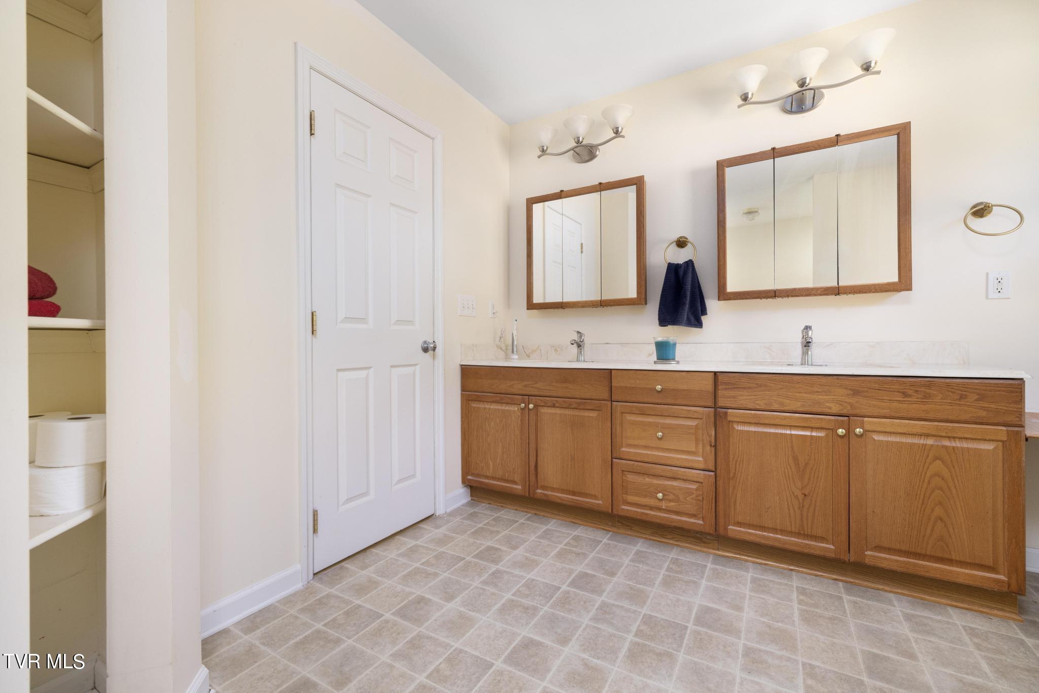 221 Judge Ben Allen Road Elizabethton, TN 37643 - Photo 30 of 44 Primary bathroom