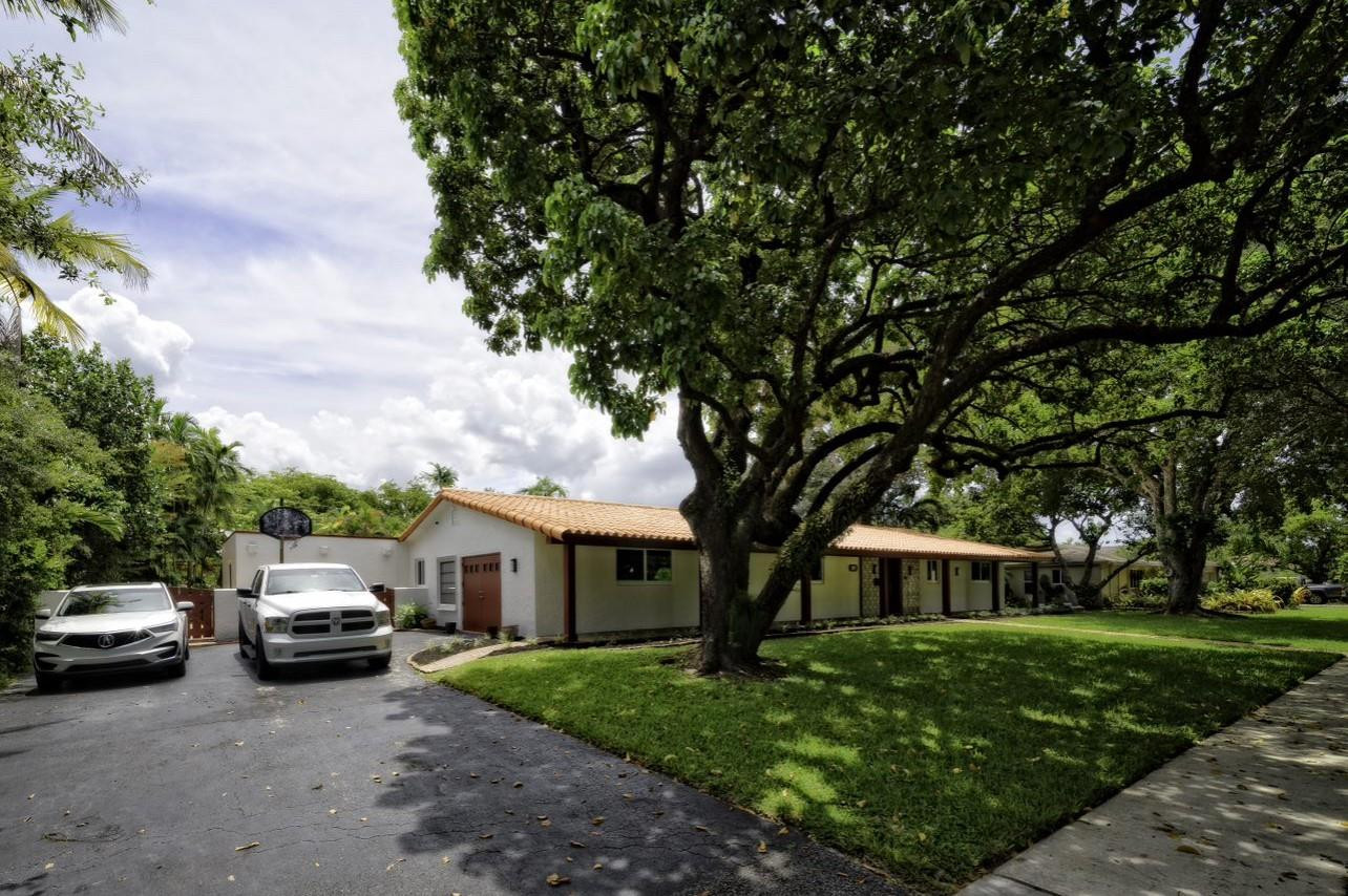 252 Southwest 63rd Terrace Plantation, FL 33317 - Photo 5 of 18 Photo 5