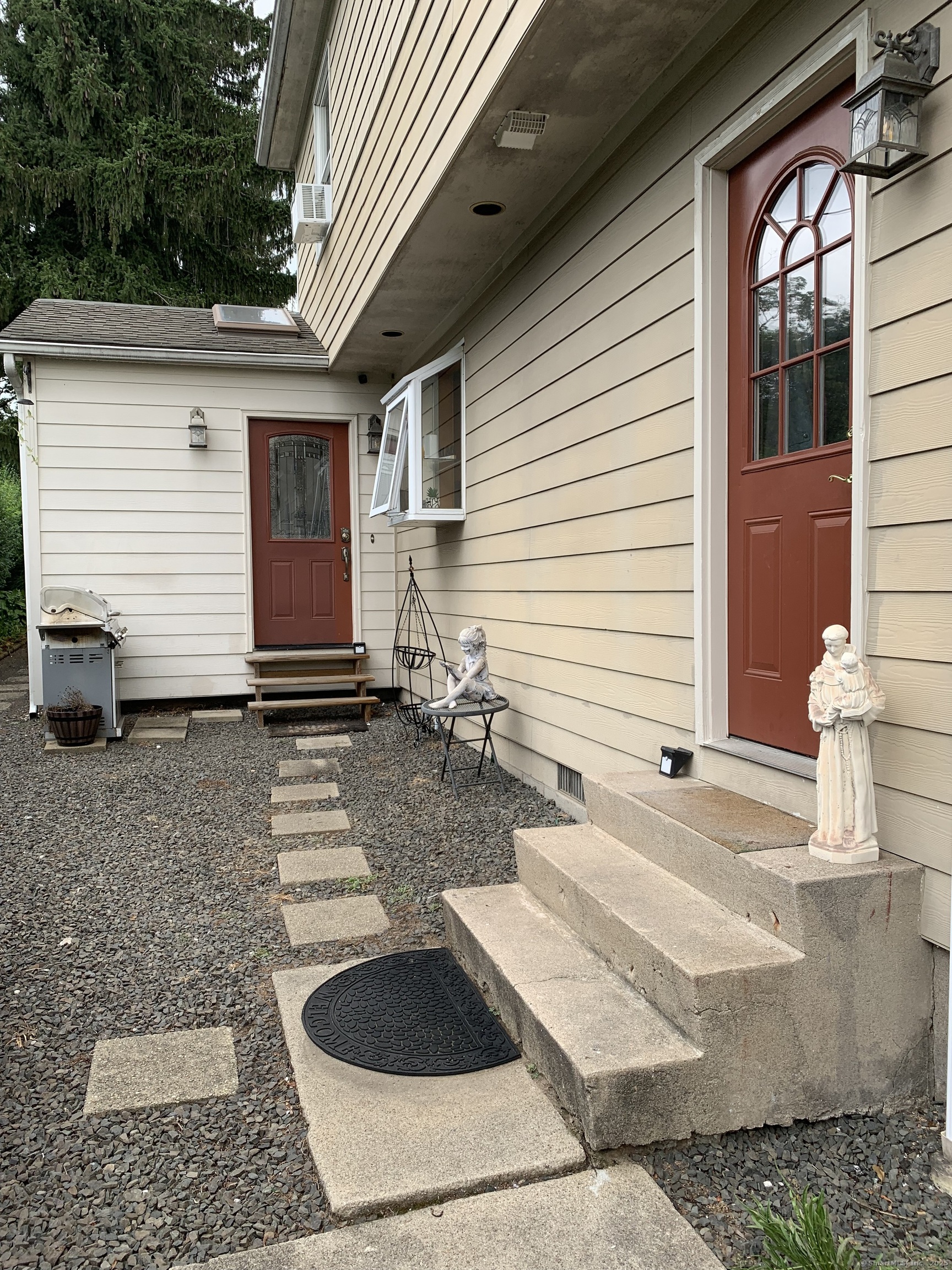 a view of a house with backyard