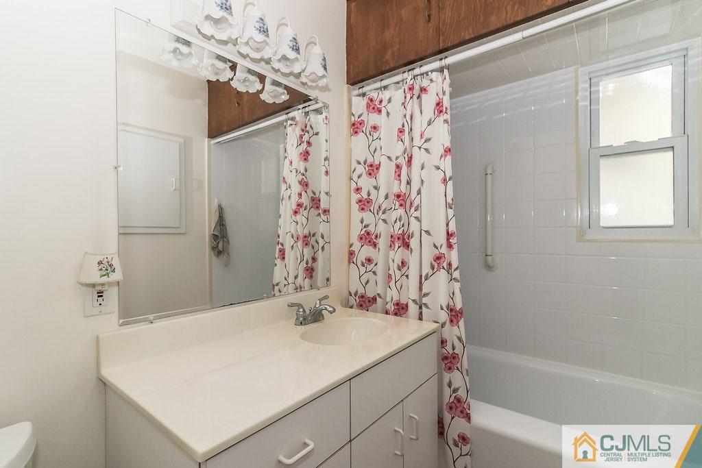 59 Sturgis Road Edison, NJ 08817 - Photo 14 of 20 a bathroom with a sink a toilet and a bathtub