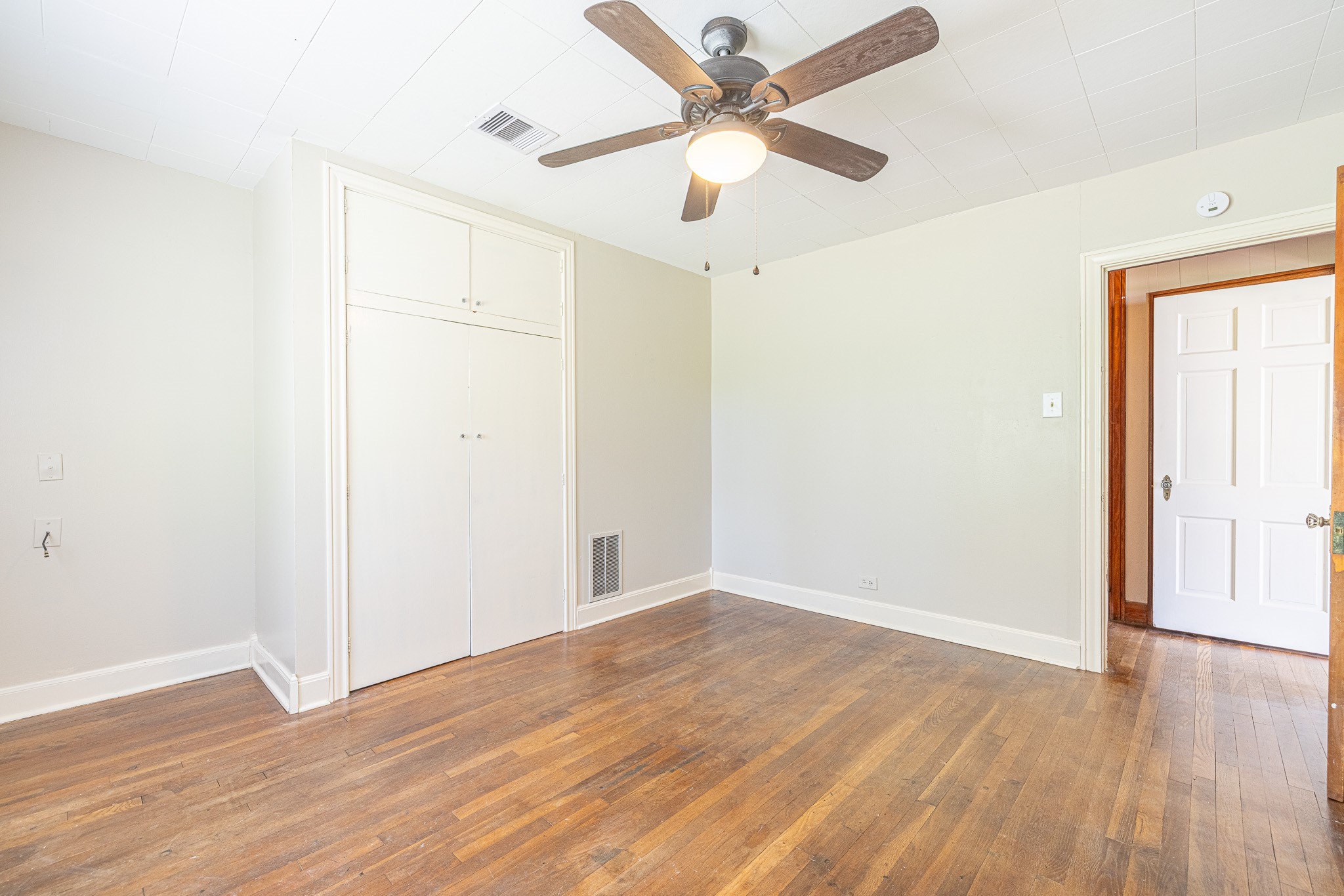 8548 Findlay Street Houston, TX 77017 - Photo 19 of 50 an empty room with wooden floor fan and windows