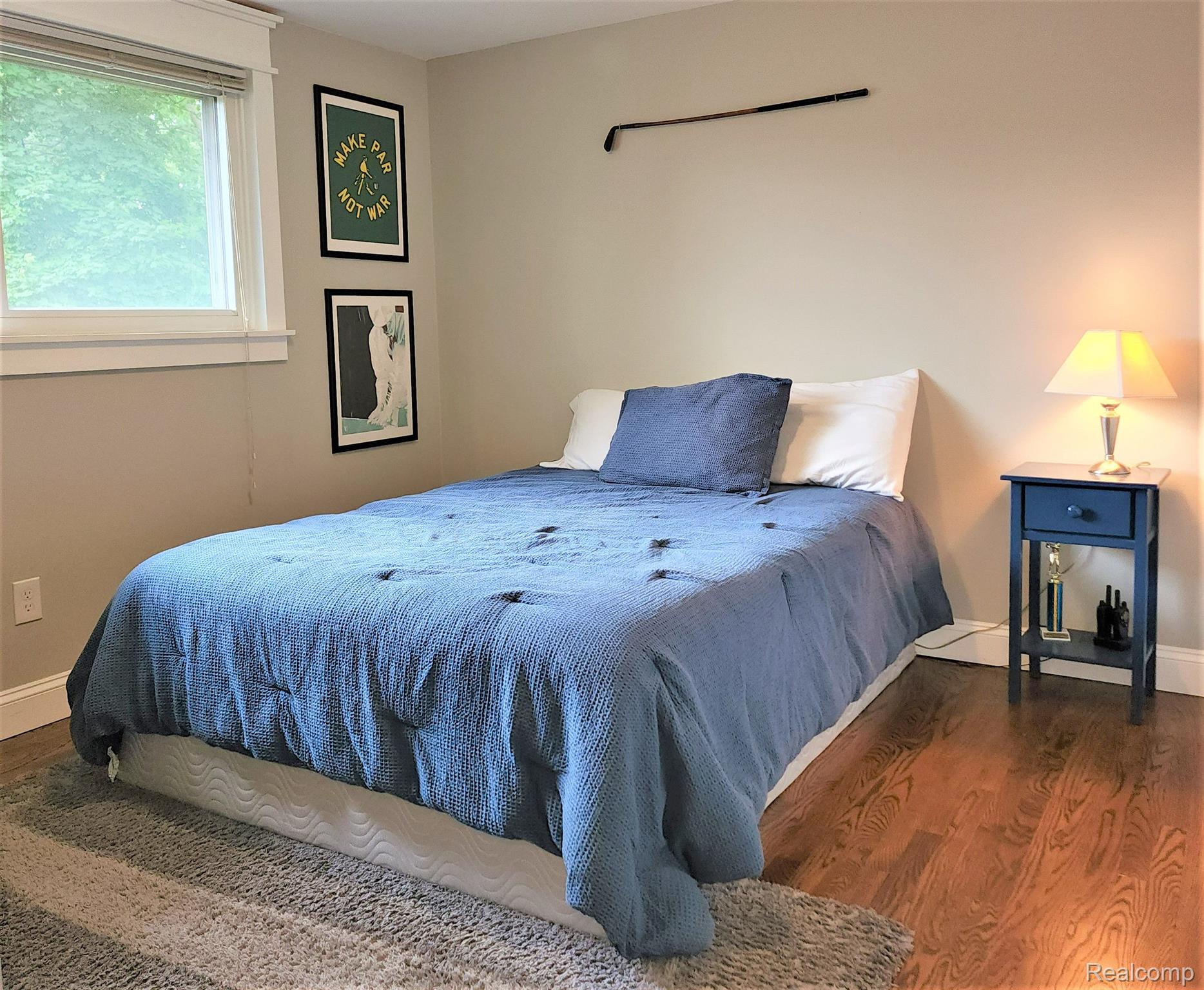 2990 Hillendale Drive Rochester, MI 48309 - Photo 27 of 32 Lg. bdrm with picture window, neutral paint.