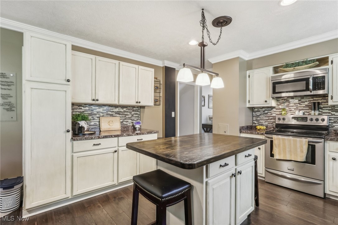 2225 Woodpark Road Fairlawn, OH 44333 - Photo 9 of 29 Updaetd kitchen with island