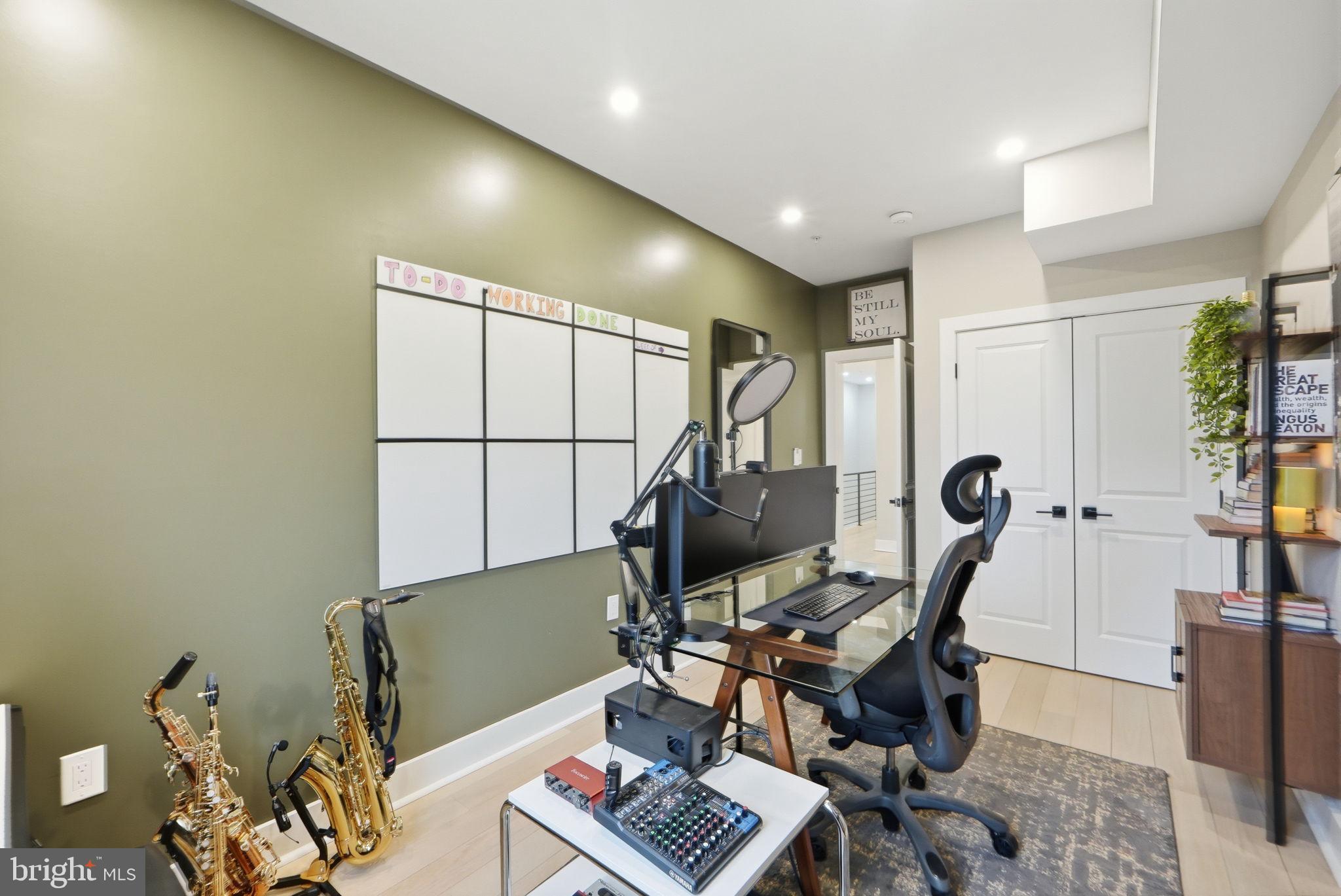 533 Shepherd Street Northwest Washington, DC 20011 - Photo 40 of 69 a room with furniture