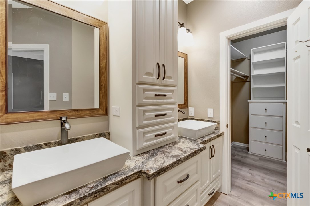 107 Masters Court Victoria, TX 77904 - Photo 35 of 48 Walk-in Closet #1