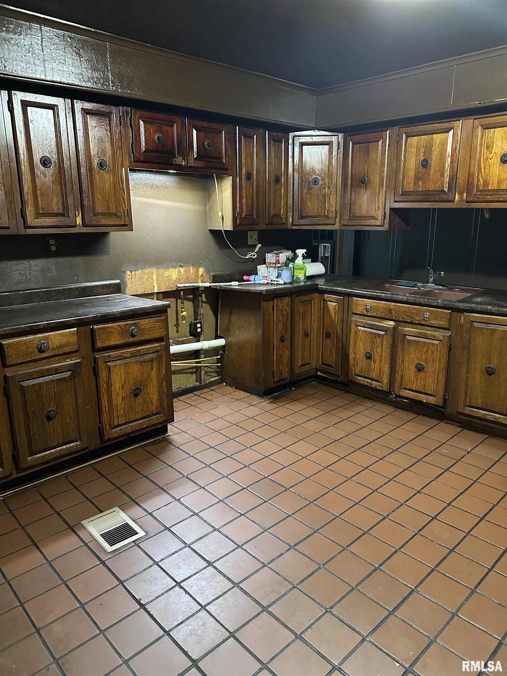 2924 North Mission Road Peoria, IL 61604 - Photo 6 of 29 Gallery Image 6