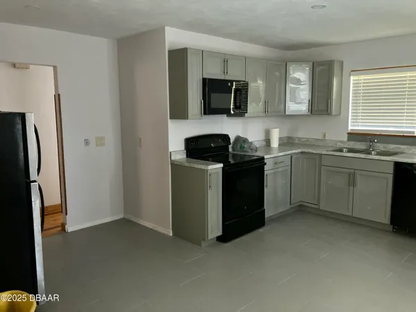 $1,800 | 411 Pleasant Street, Daytona Beach, FL 32114