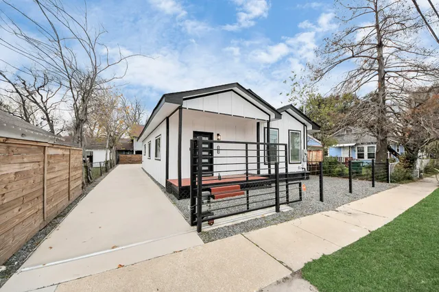 $300,000 | 2518 Cochran Street, Houston, TX 77009