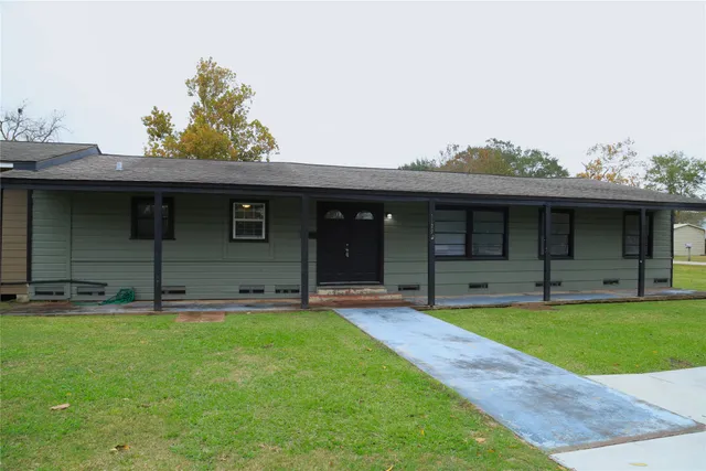 $1,600 | 1129 North Arcola Street, Angleton, TX 77515