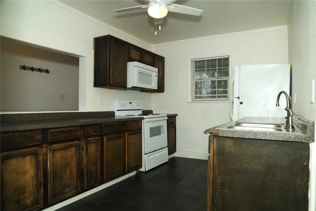 $1,600 | 1129 North Arcola Street, Angleton, TX 77515