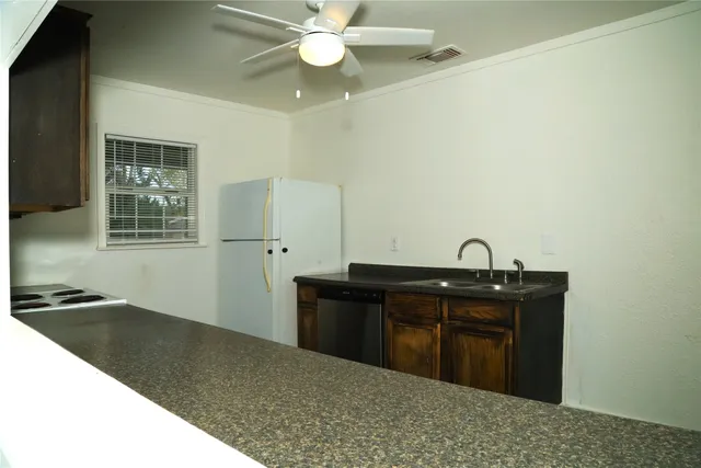 $1,600 | 1129 North Arcola Street, Angleton, TX 77515