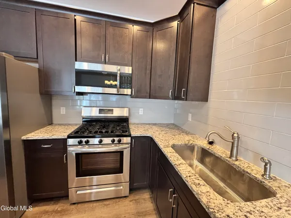 $2,950 | 587 A Grooms Road, Clifton Park, NY 12065