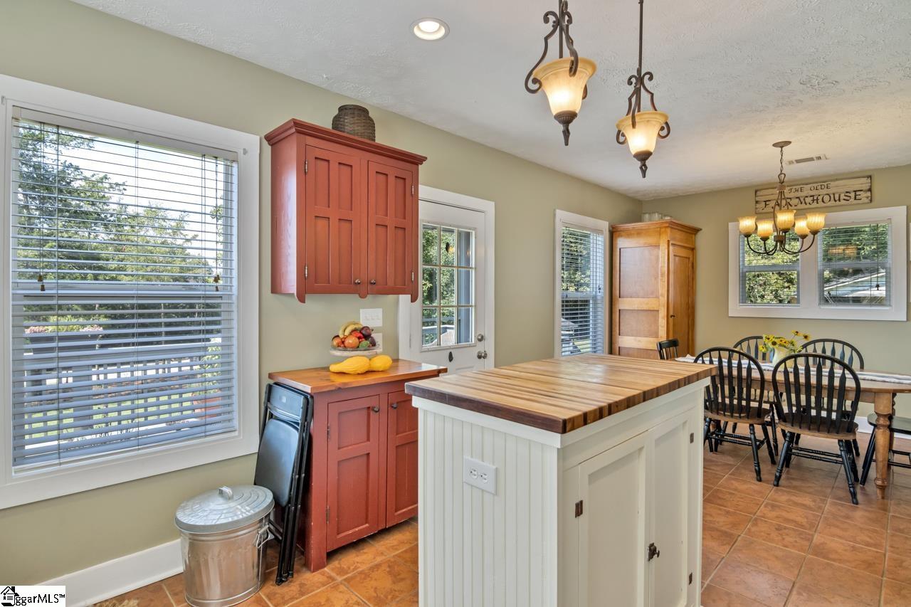 1027 Johnson Road Easley, SC 29642 - Photo 9 of 36