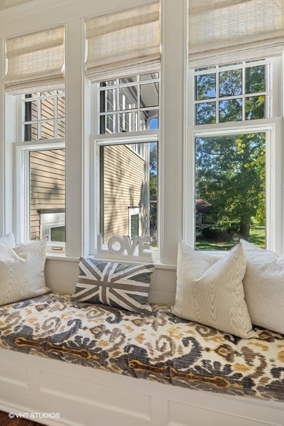 236 Melrose Avenue Elmhurst, IL 60126 - Photo 20 of 50 a living room with couch