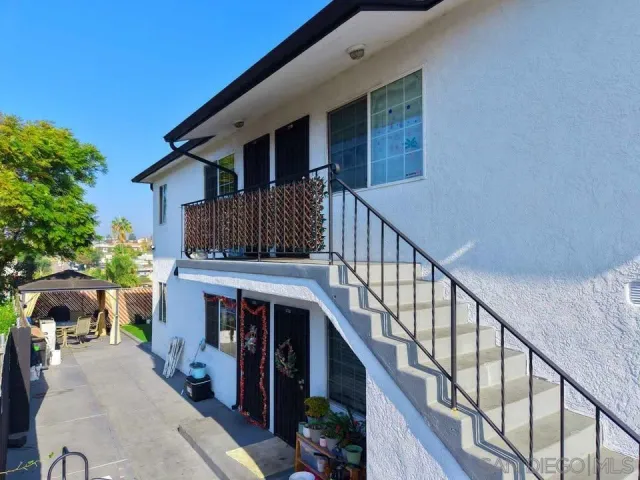 a view of house and entertaining space