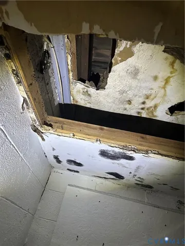 a kitchen with windows and cabinet