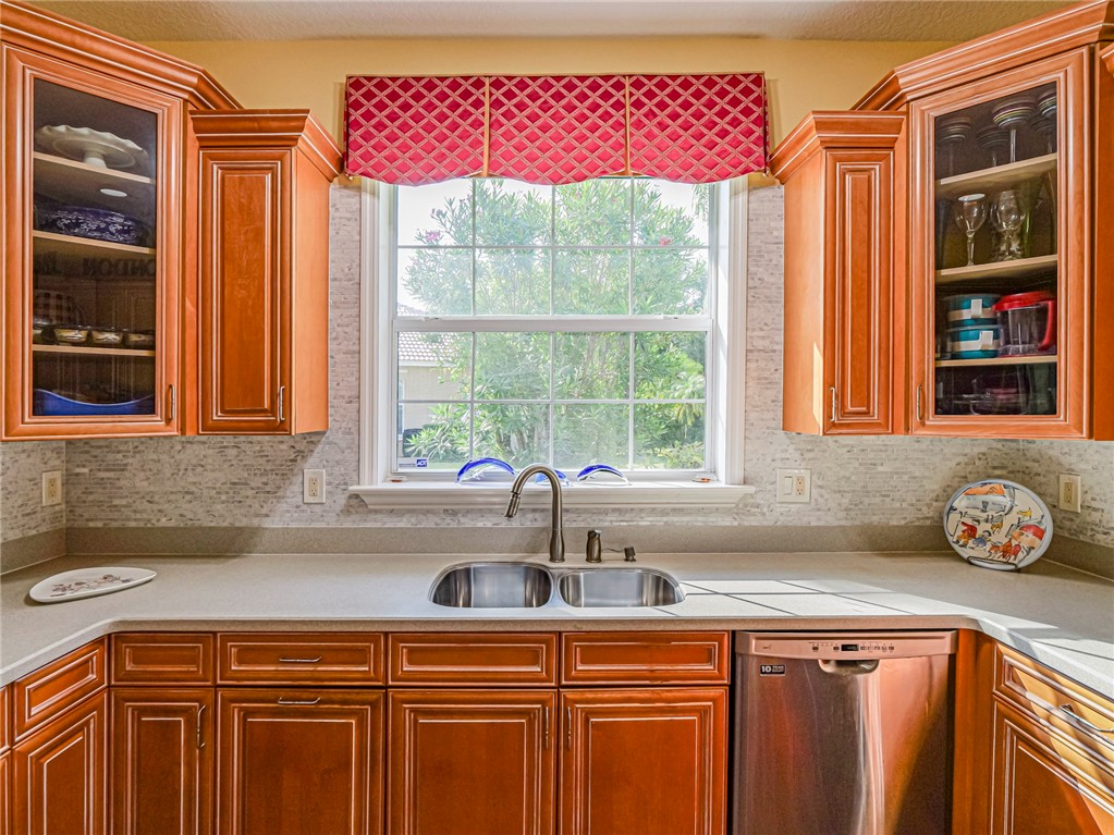 5873 Pine Ridge Circle Vero Beach, FL 32967 - Photo 13 of 36