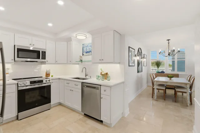 $975,500 | 900 Ocean Drive, Unit 207, Juno Beach, FL 33408