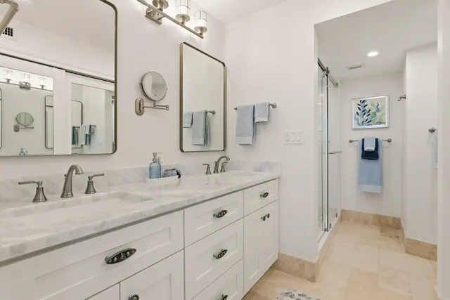 $975,500 | 900 Ocean Drive, Unit 207, Juno Beach, FL 33408