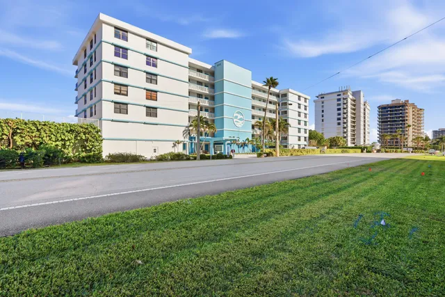 $975,500 | 900 Ocean Drive, Unit 207, Juno Beach, FL 33408