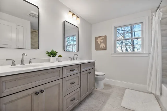 a view of empty room with window