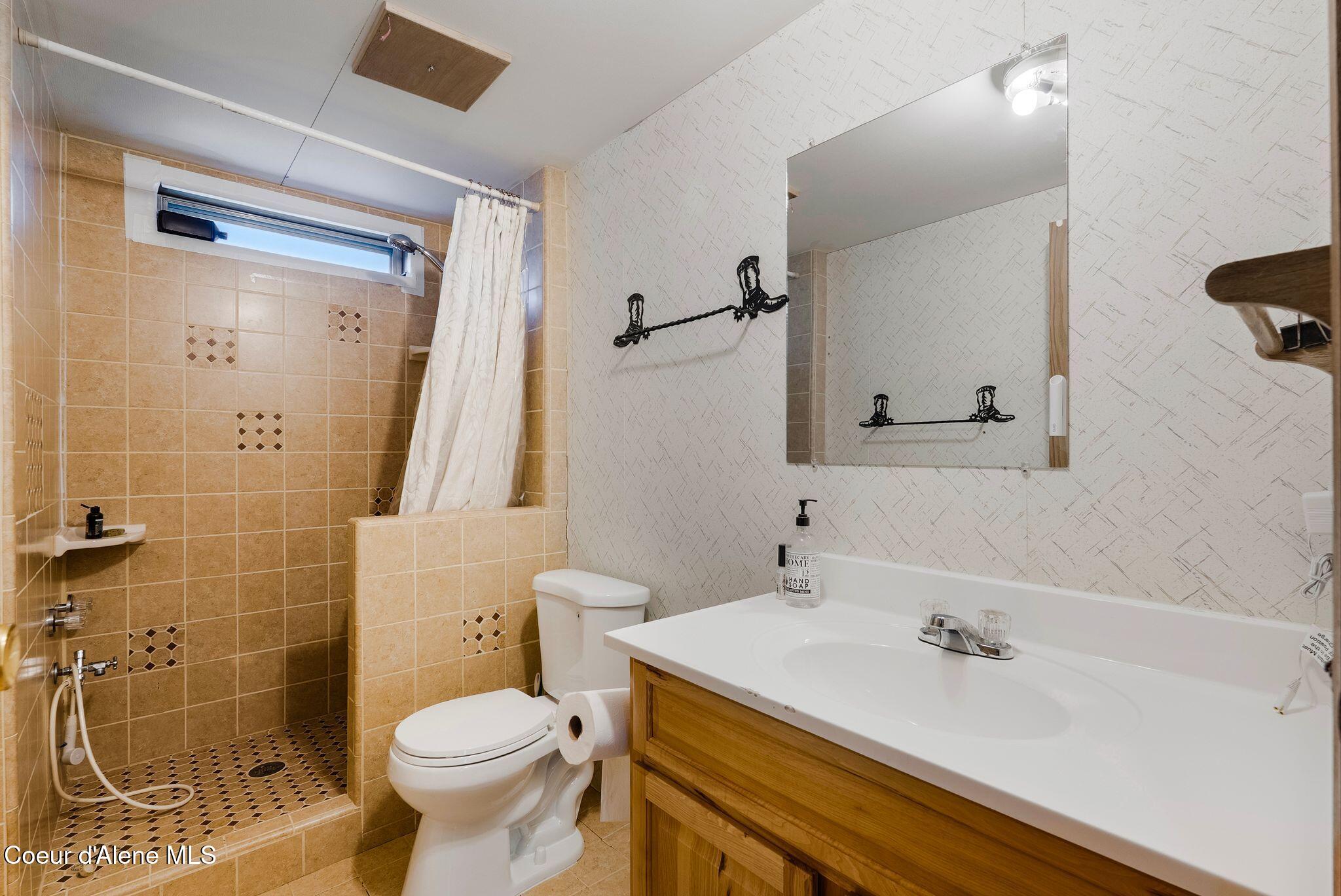 300 Sunny Shadows Lane Sandpoint, ID 83864 - Photo 20 of 84 Bathroom