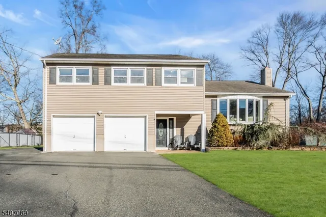 $675,000 | 28 Toby Drive, Succasunna, NJ 07876