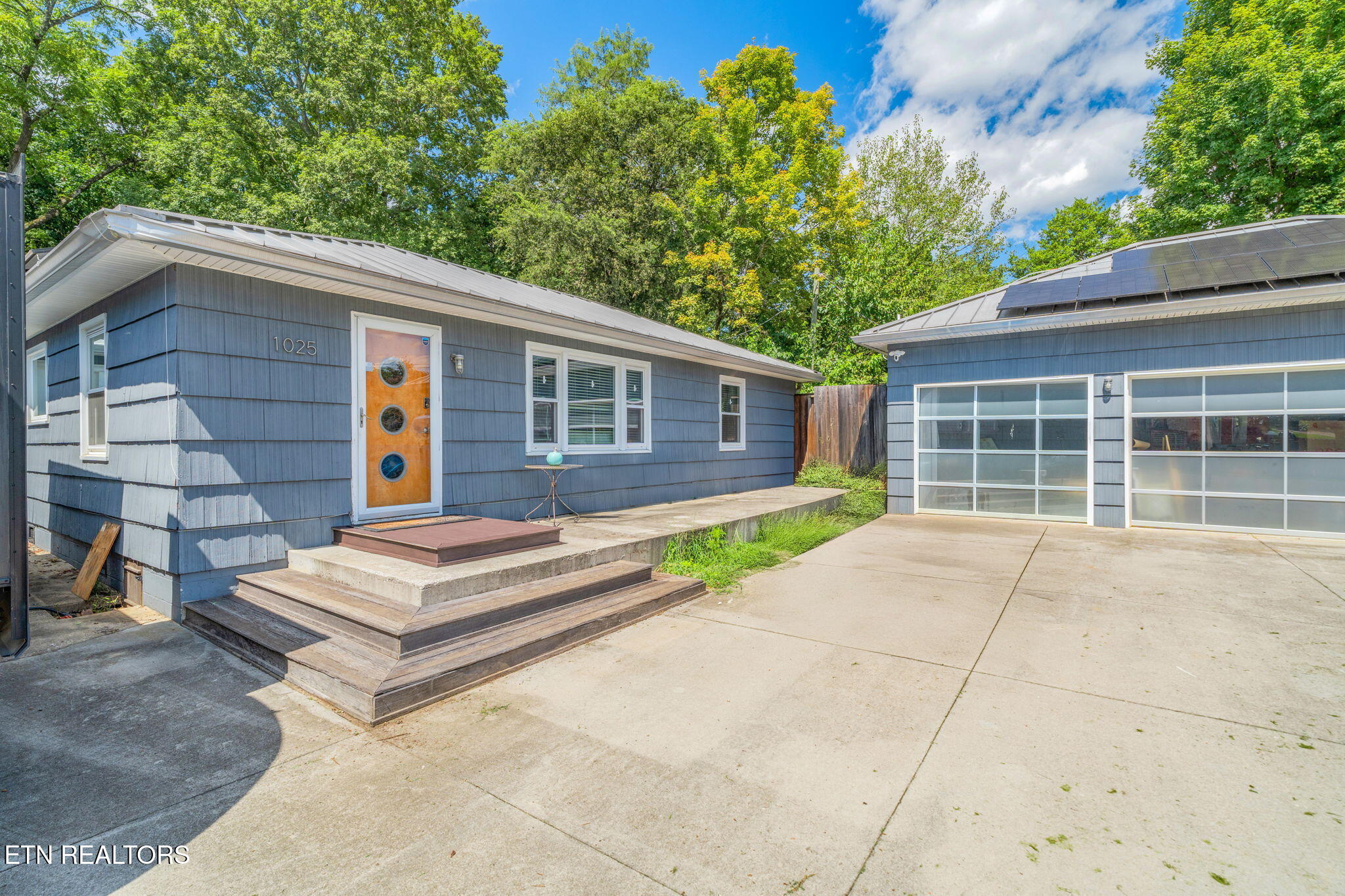 1025 Morrell Road Knoxville, TN 37919 - Photo 2 of 45 Front of house & Garage