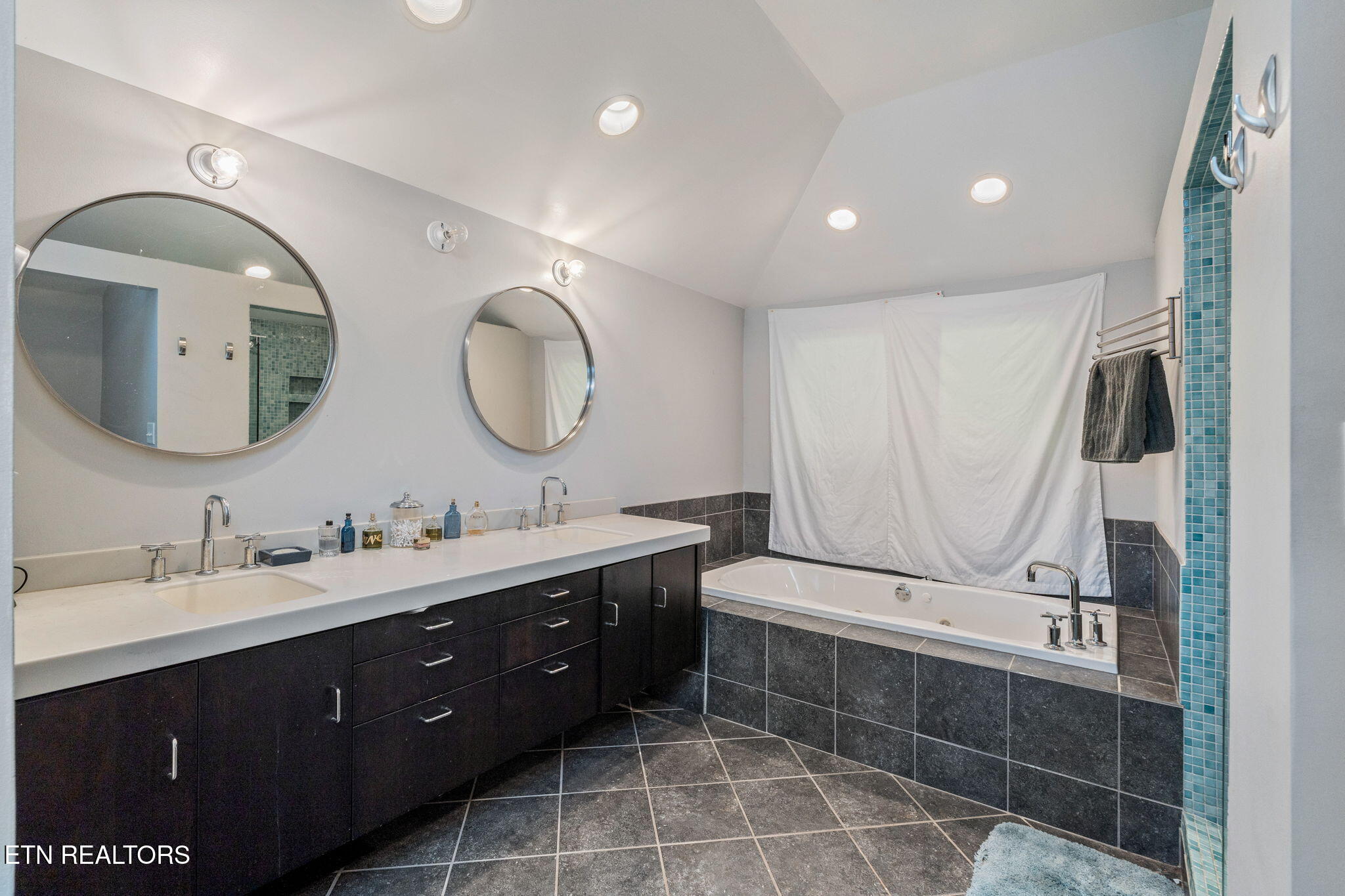 1025 Morrell Road Knoxville, TN 37919 - Photo 25 of 45 Primary Ensuite