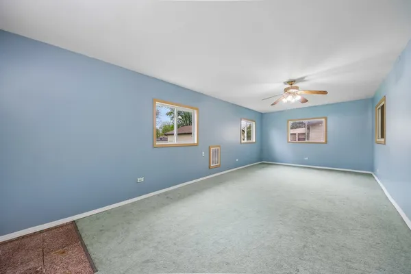 $435,000 | 670 Lakeview Lane, Hoffman Estates, IL 60169