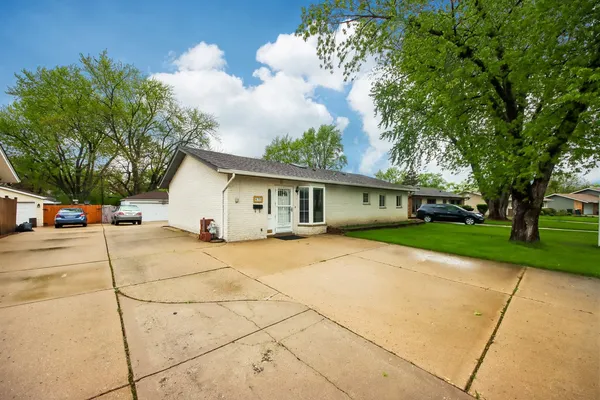 $435,000 | 670 Lakeview Lane, Hoffman Estates, IL 60169