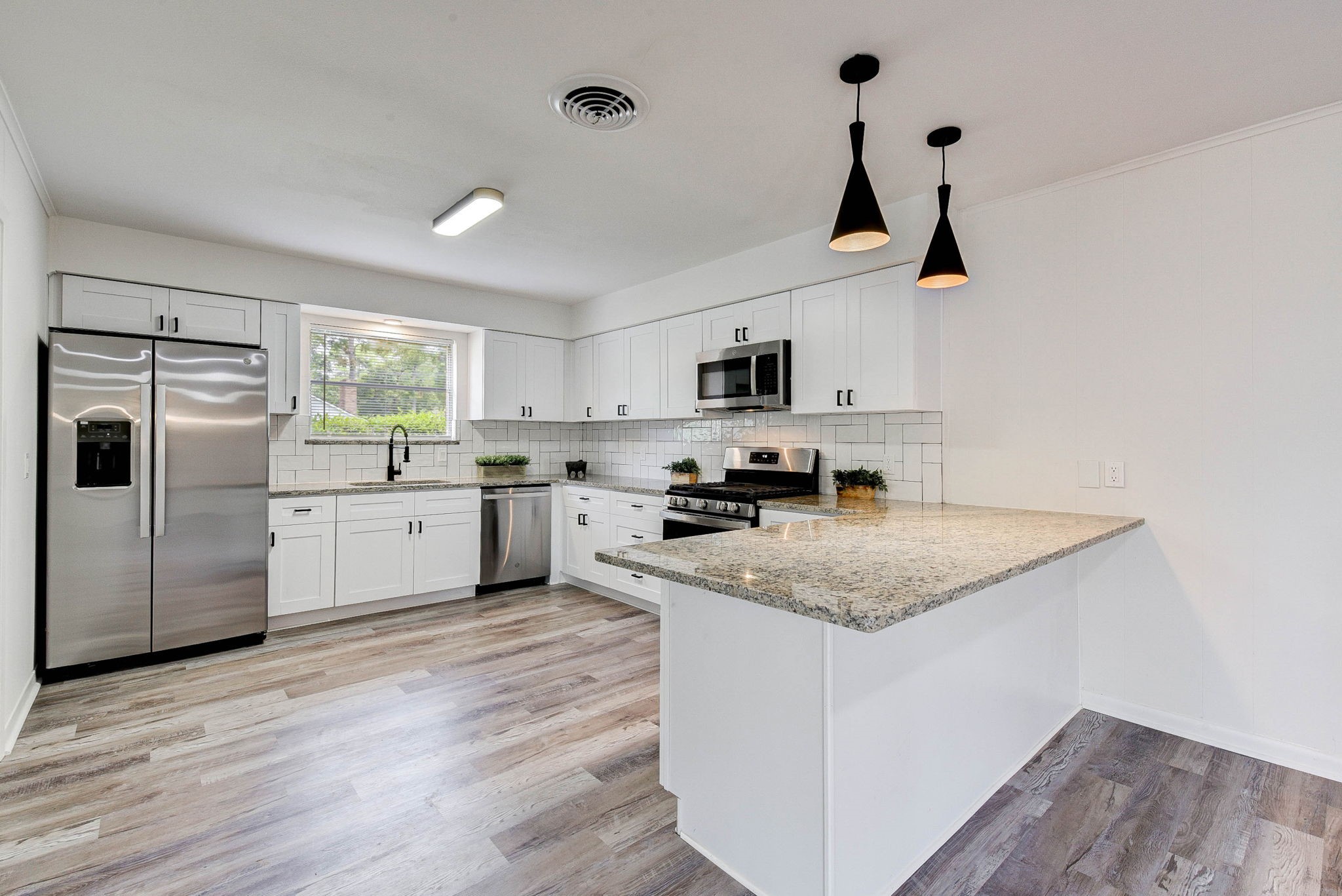 1703 North Roberson Street Conroe, TX 77301 - Photo 5 of 50