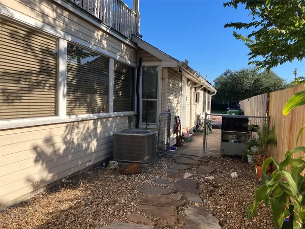 $950 | 543 West 27th Street, Unit E, Houston, TX 77008