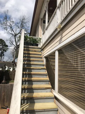 a view of entryway with a front door