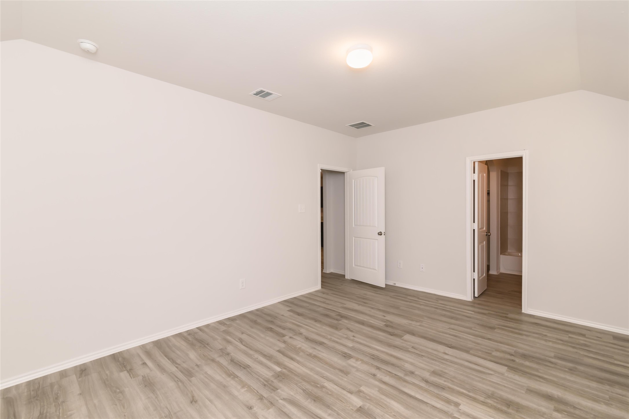 8715 Lar Ree Oaks Circle Houston, TX 77028 - Photo 4 of 7 a view of an empty room