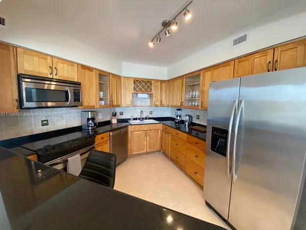 $5,500 | 5151 Collins Avenue, Unit 531, Miami Beach, FL 33140